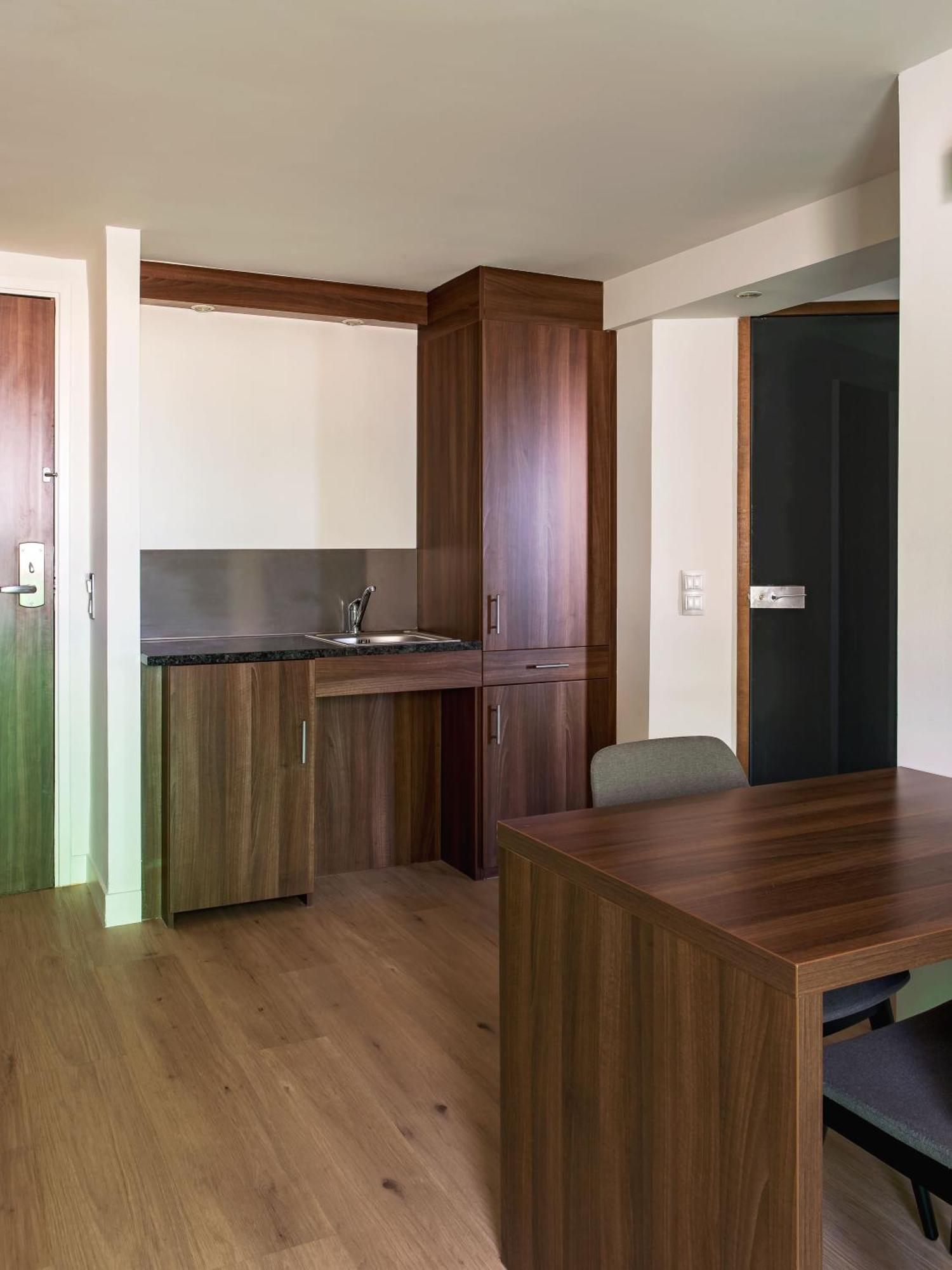 ויטרולה Holiday Inn - Marseille Airport By Ihg מראה חיצוני תמונה